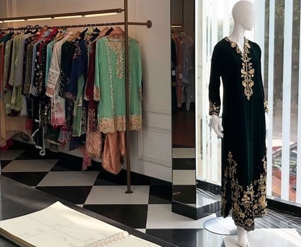 the-woman-chooses-the-fabric-on-the-sofa-textile-industry-background-tissue-catalog-r9x2anla72ey1433uxxtevp2g15dvu8u91ld3ixgpc